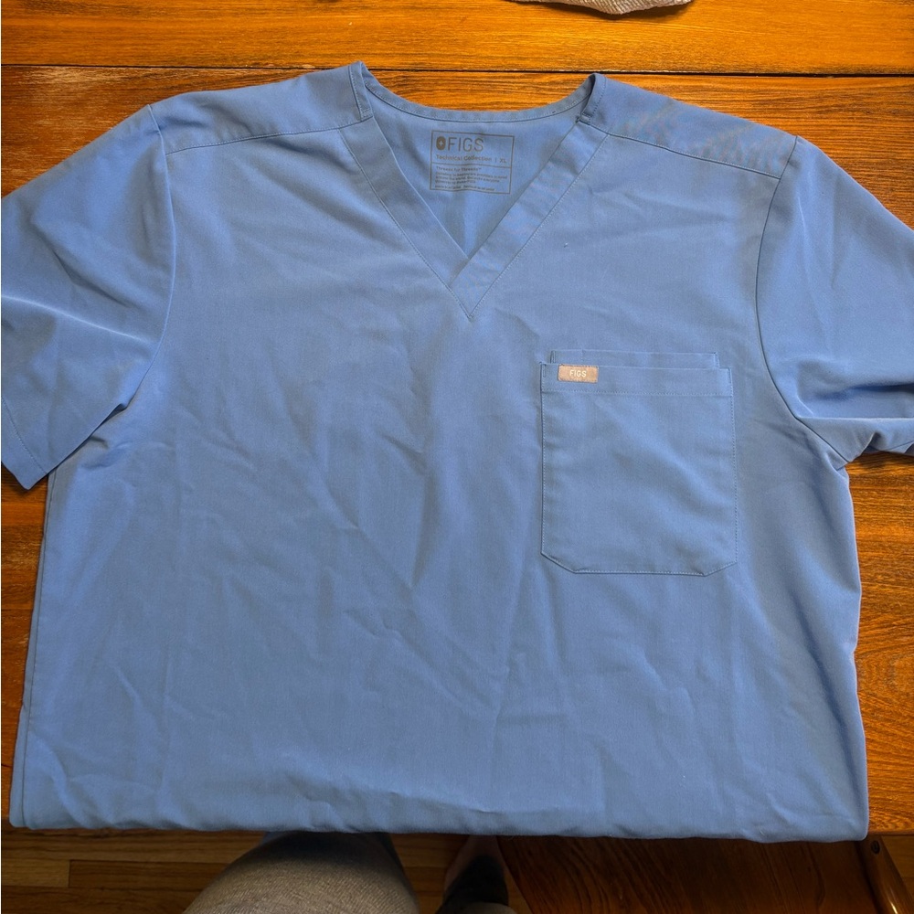 FIGS Leon Three Pocket Scrub Top Ceil Blue
